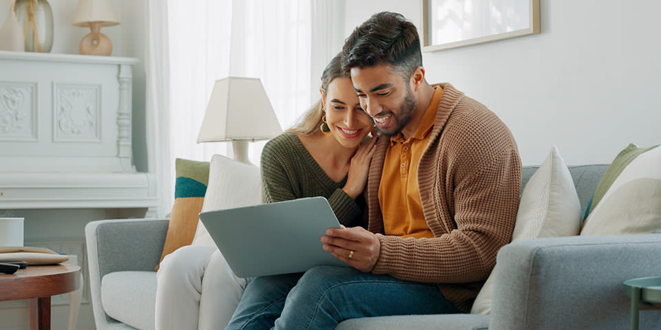 Couple sur un canapé avec un ordinateur
