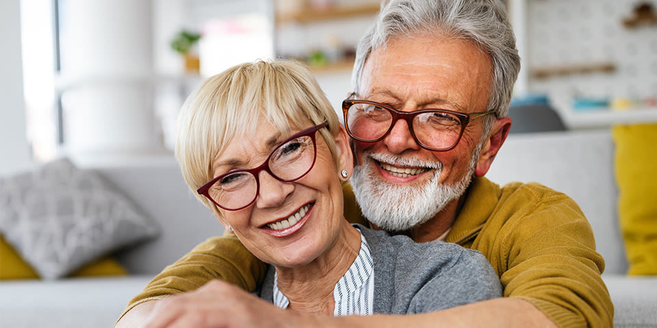 couple de retraités souriant avec des lunettes