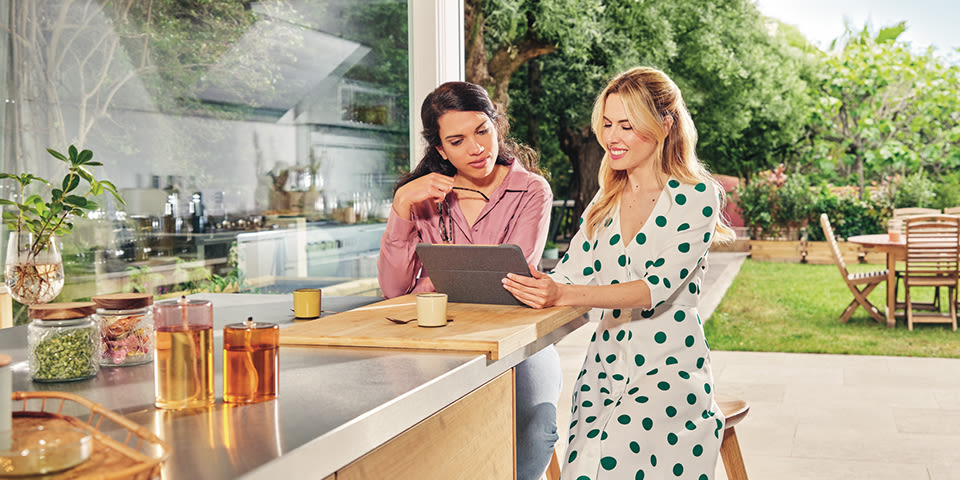 Cerise avec une femme dans une cuisine