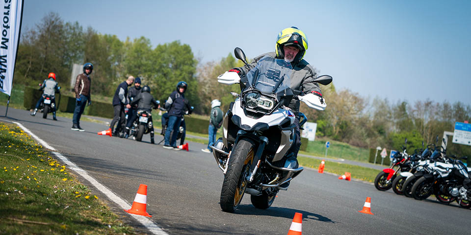 Un motard sur un circuit pour un stage de conduite
