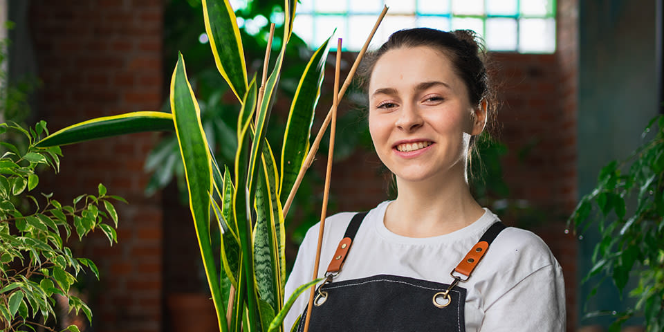 Jeune femme fleuriste indépendante