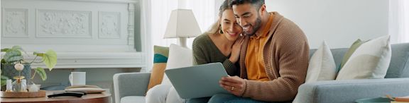 Couple sur un canapé avec un ordinateur