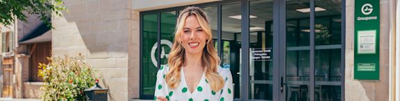 Cerise devant une agence Groupama
