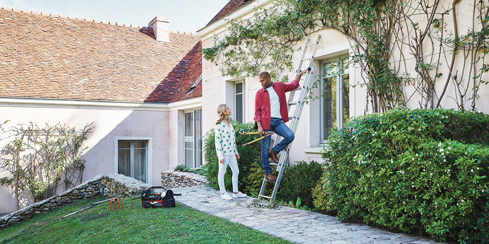 Cerise de Groupama discute avec un homme sur une échelle tenant une cisaille à la main