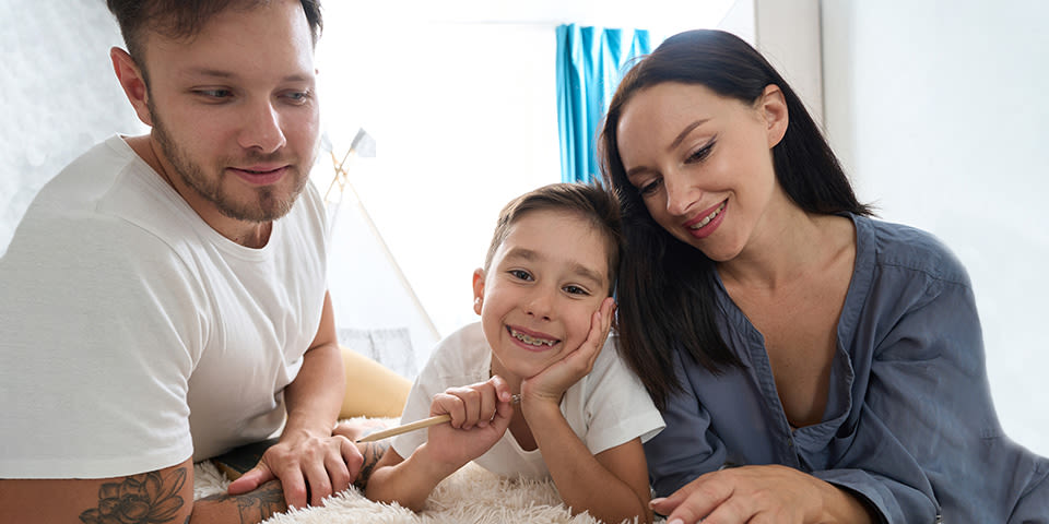 famille avec jeune enfant avec un appareil dentaire