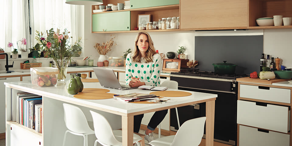 Cerise dans une cuisine devant son ordinateur