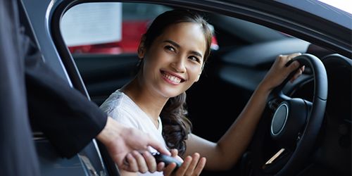 Femme dans voiture