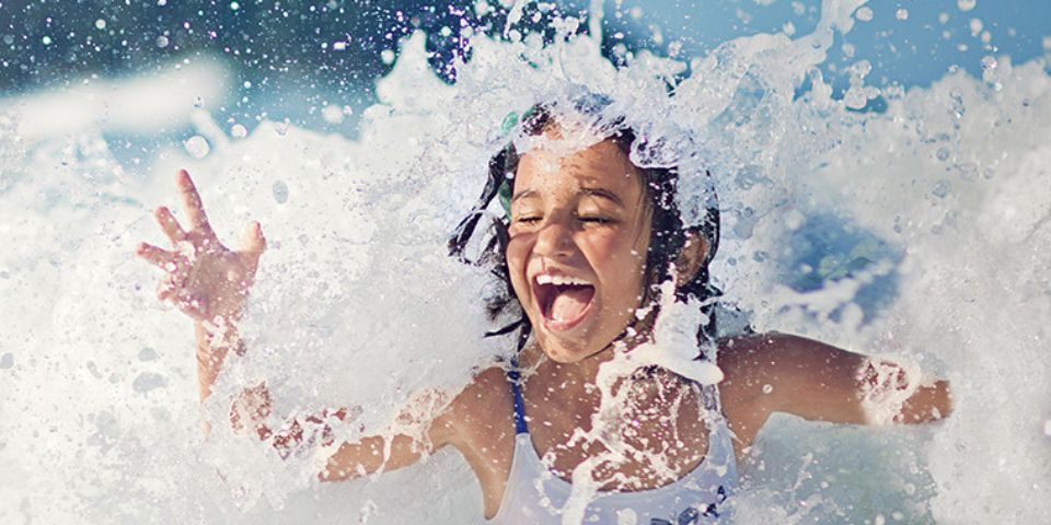 Jeune fille dans l'eau.