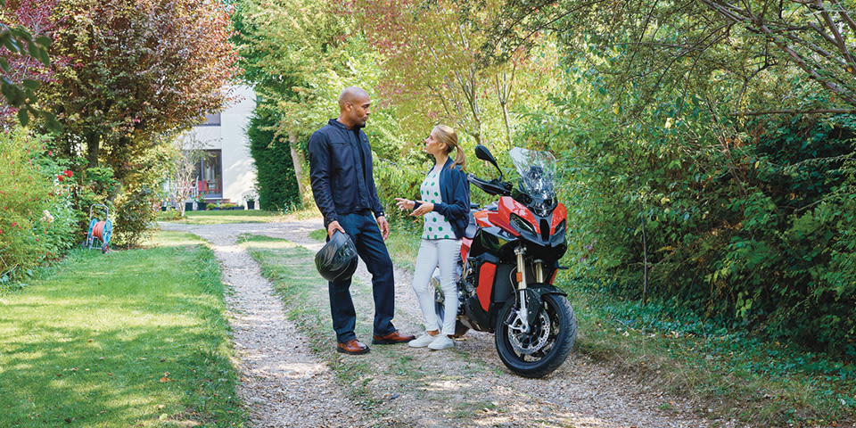 Cerise discute avec un motard