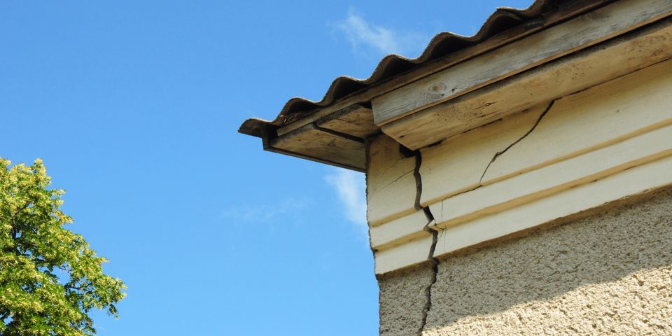 Fissure sur un mur de maison.