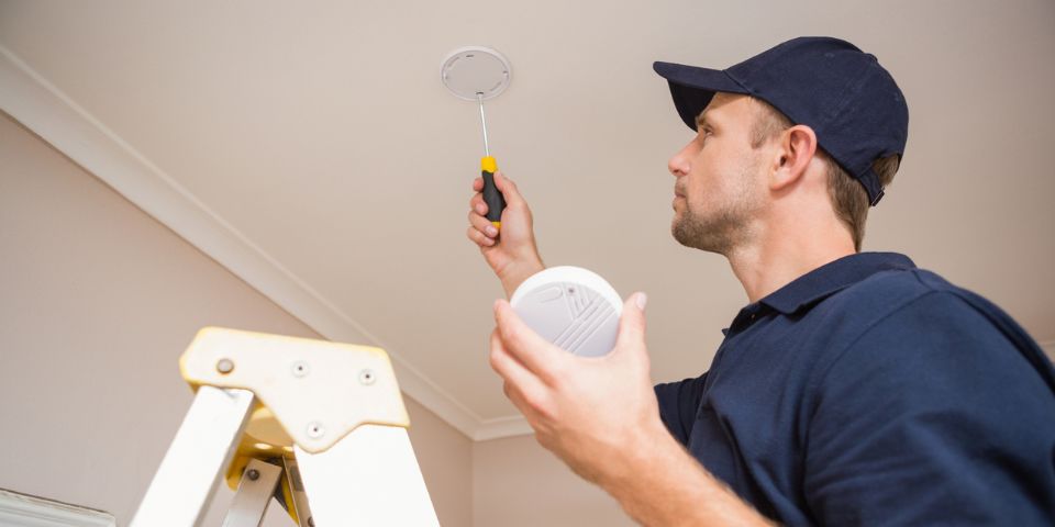 Installation d'un détecteur de fumée.