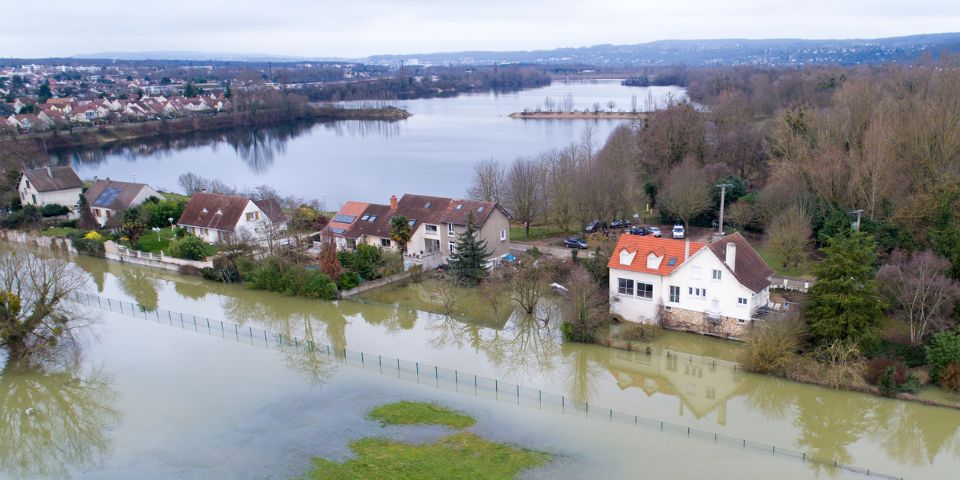 Des maisons inondées.