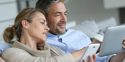 couple devant une tablette