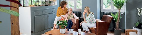 Cerise avec une femme et une dame âgée dans leur salon