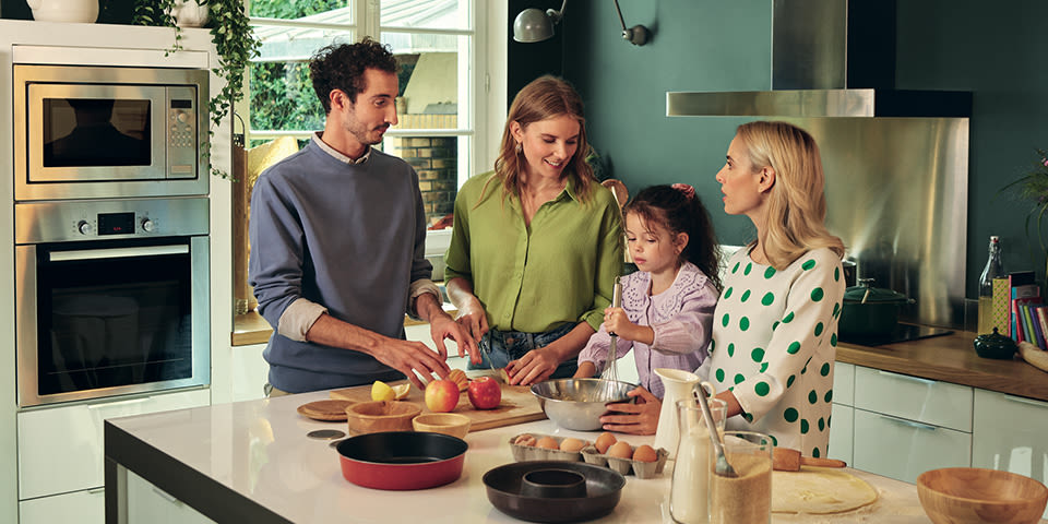 Cerise avec un couple et leur fille dans la cuisine