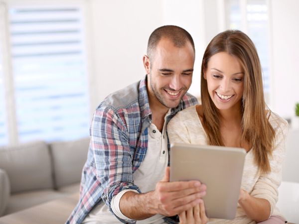 couple dans appartement