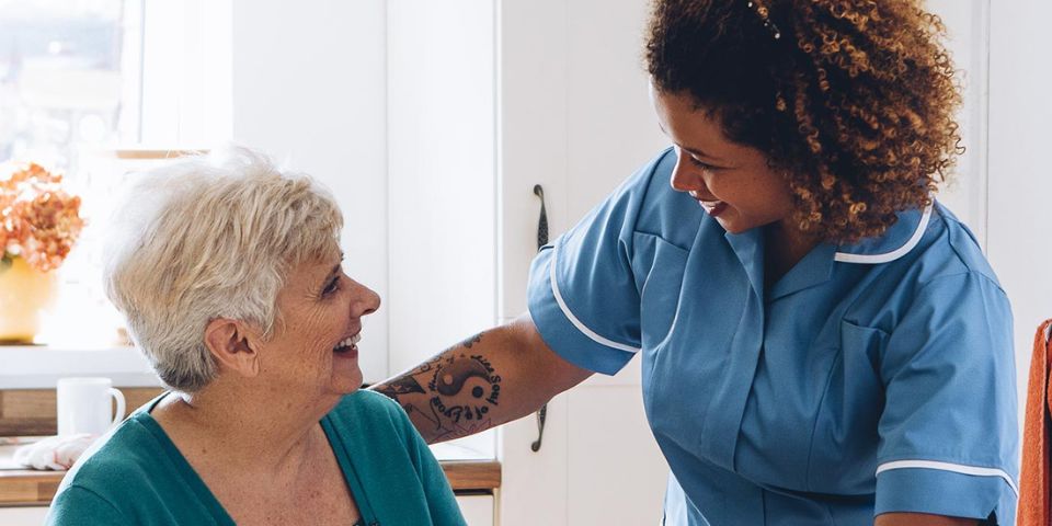 Une femme âgée avec une infirmière.