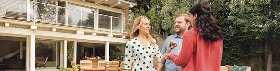 Immersive Cerise blonde - Cerise tend des clés à une femme dans un jardin devant une maison