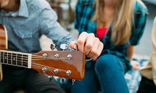 ACCORDER UNE GUITARE