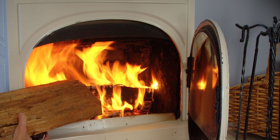 Cheminée avec du feu.