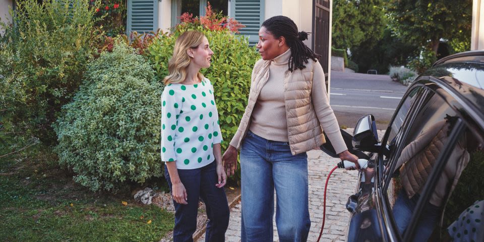 Cerise avec une femme et sa voiture électrique