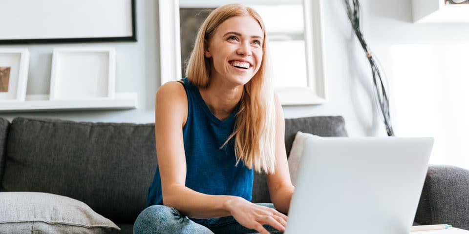 Femme devant un ordinateur